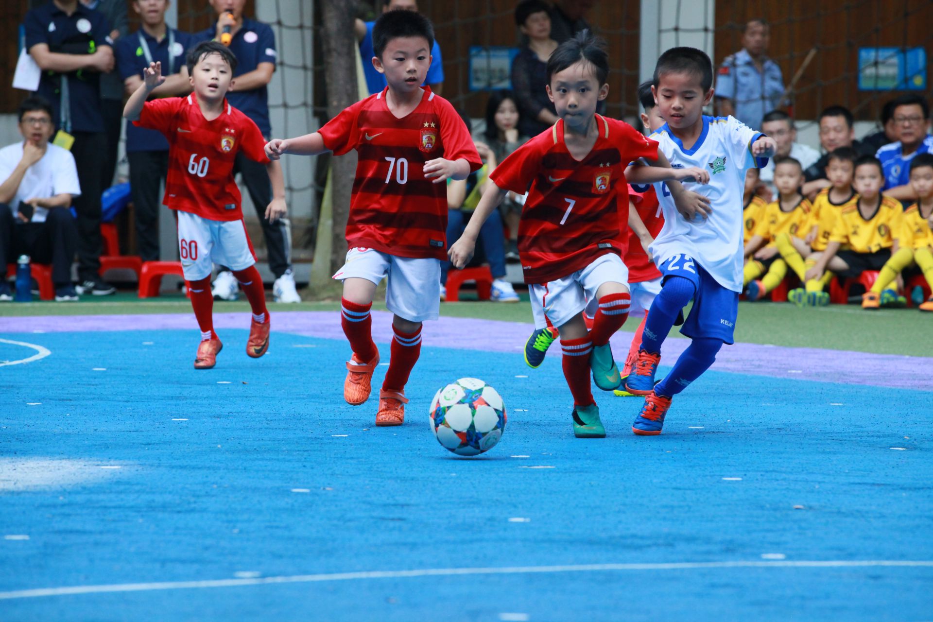 巴萨主席拉波尔塔圣诞晚宴展现亲和力 球队领跑西甲前景光明（拉波尔塔圣诞宴上亲和满满 巴萨领跑西甲前景大好）