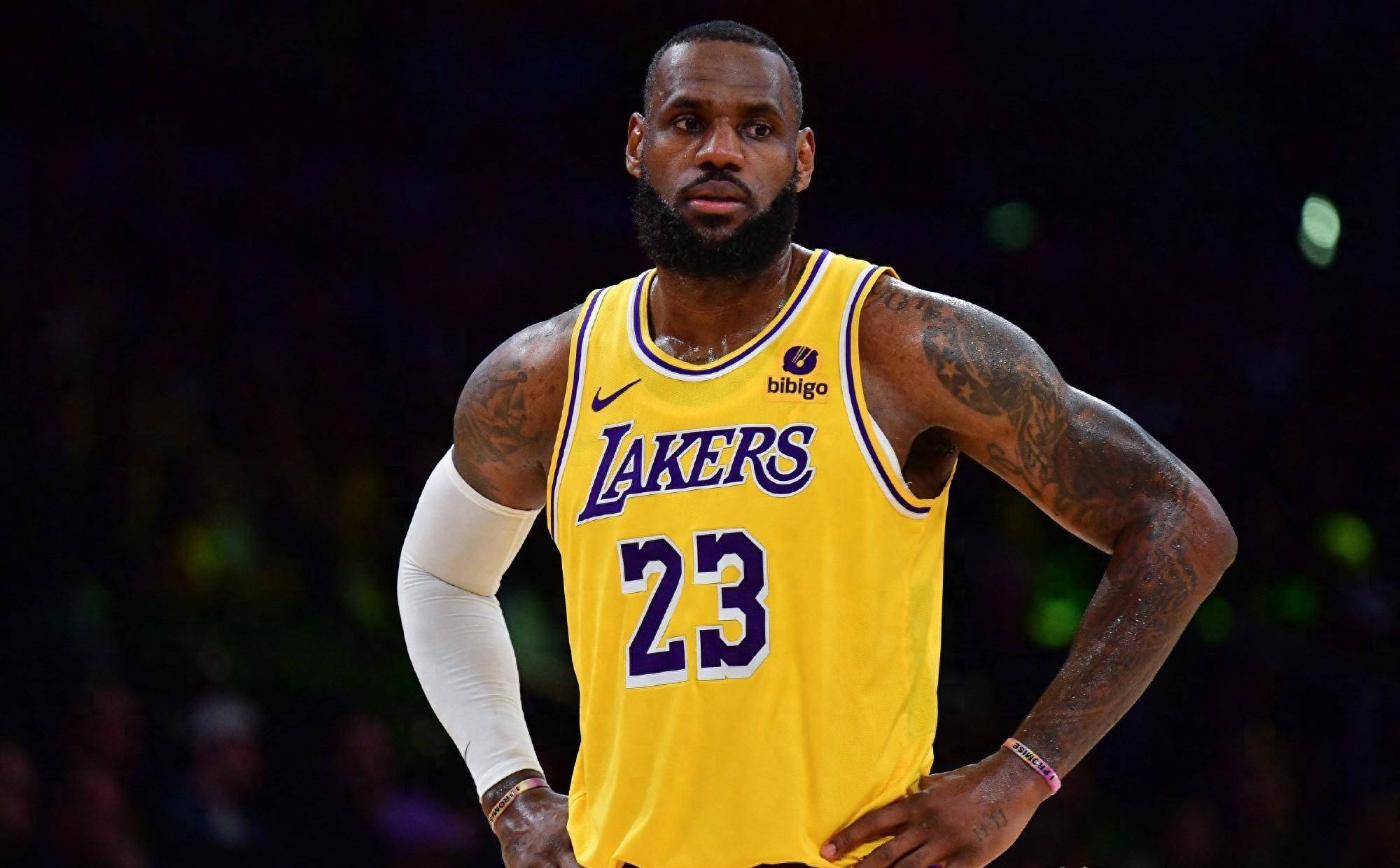 记者：曼联领跑谢什科争夺战，莱比锡要价7500万欧+浮动（曼联在谢什科争夺战中暂居领先，莱比锡标价7500万欧外加浮动条款）