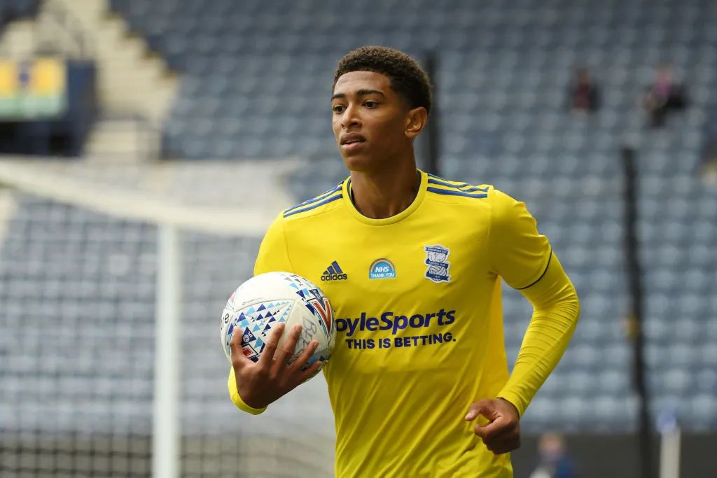 足球曝巴黎双星关系紧张，更衣室氛围引担忧（传巴黎双核不睦，更衣室气氛堪忧）