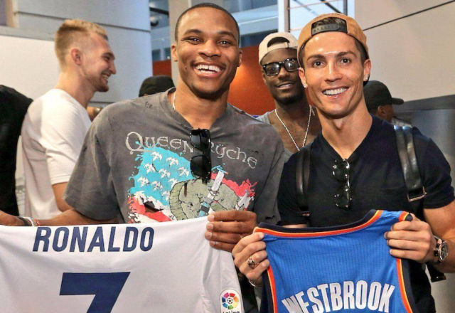 每体：巴萨有意左后卫索萨，想用桑托斯欠的290万欧锁定交易（每体：巴萨看中左后卫索萨，计划以桑托斯所欠290万欧作为筹码敲定转会）