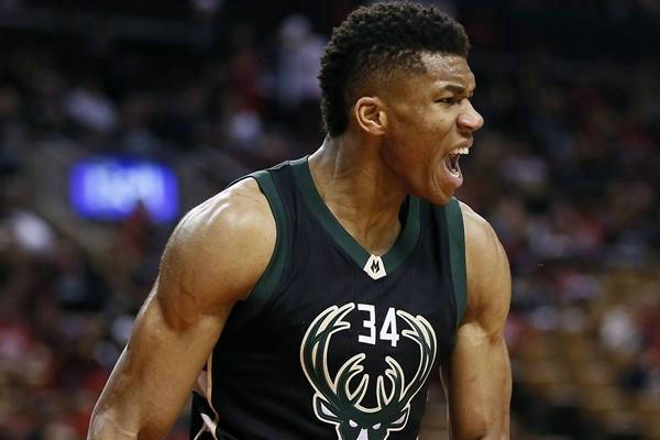 欧冠之夜法国海外球员表现：萨利巴尝试后腰，乌帕决定性（欧冠之夜法国留洋球员亮点：萨利巴客串后腰，乌帕梅卡诺发挥决定性作用）